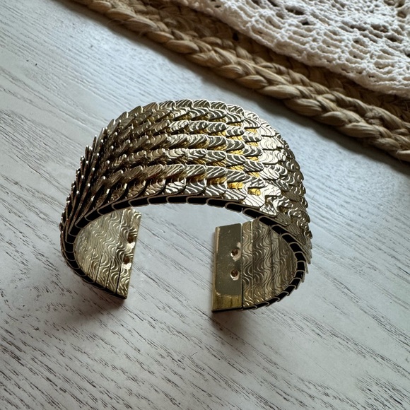 GOLD CUFF - Picture 3 of 12